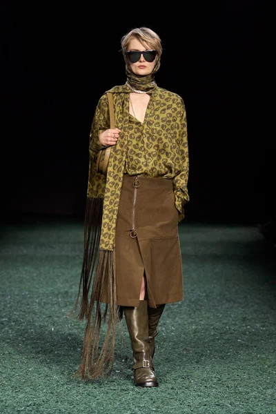 Look 18